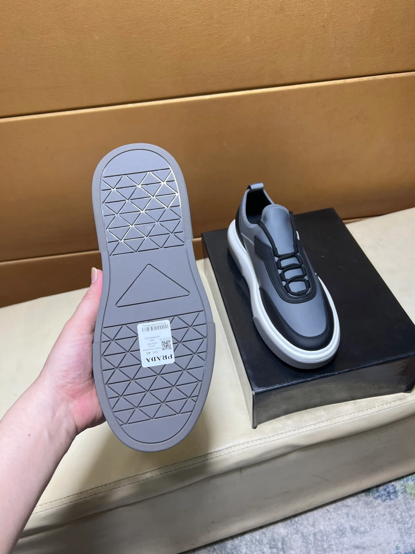 pp560💰👑👑《PRADA》【Classic Original Version】Prada: Top 🔝 Purchasing Agent 🔍🔍Sold at the latest men’s counter simultaneously, imported high-quality original version from Italy 🇮🇹: 🔝Brand silk calfskin·Shoe height, brand logo·Brand high mercerized canvas cloth·Tongue screen printing Brand logo: Prominent (high-end, extravagance, class), exquisite workmanship (imported Italian 🇮🇹 water-based mesh lining, 🐂cowhide feet), soles: original soles specially provided by the original factory, double-layer movable molding: transparent air cushion bottom, environmentally friendly, wear-resistant, ultra-light, comfortable, 🌲🌲🌲, real-life photos 🎬The real ones are more beautiful Code number 38-44